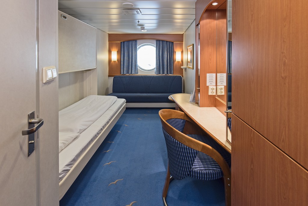 Hurtigruten MS Trollfjord Polar Outside middle deck 3 travellers.jpg